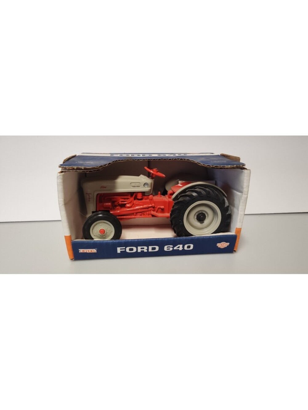 Ford 640 Die Cast Model Tractor 1/16 ERTL Model Toy Tractor